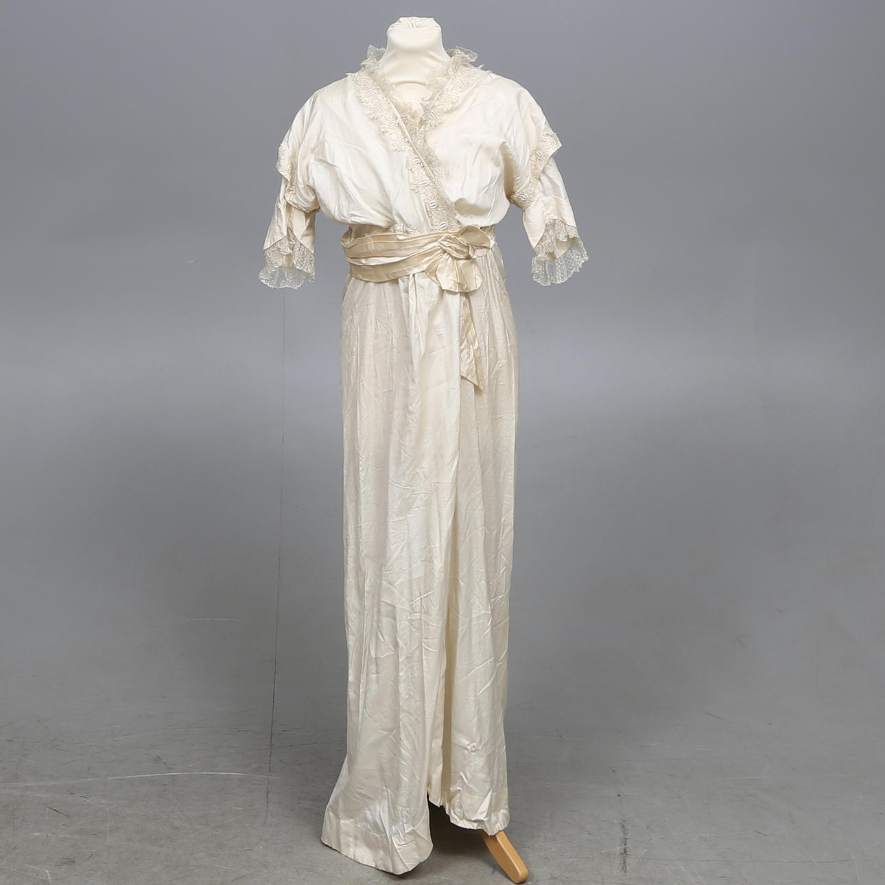 BRUDKLÄNNING, 1900-talets första kvartal.