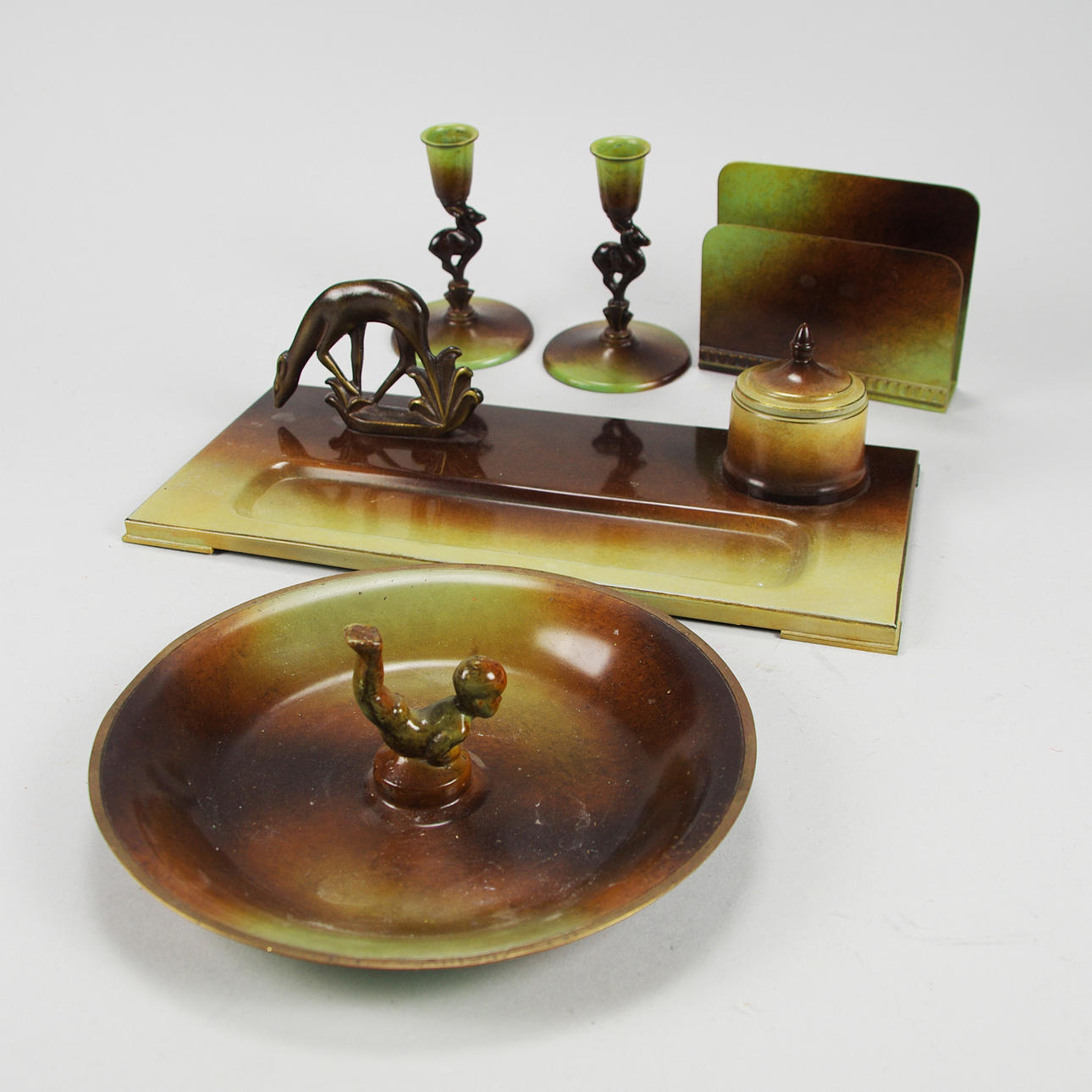 SKRIVBORDSSET, brons, mestadels Ystad Metall.