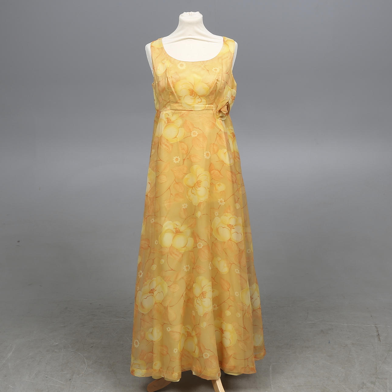 KLÄNNINGAR, 2 st. 1900-talets tredje kvartal.