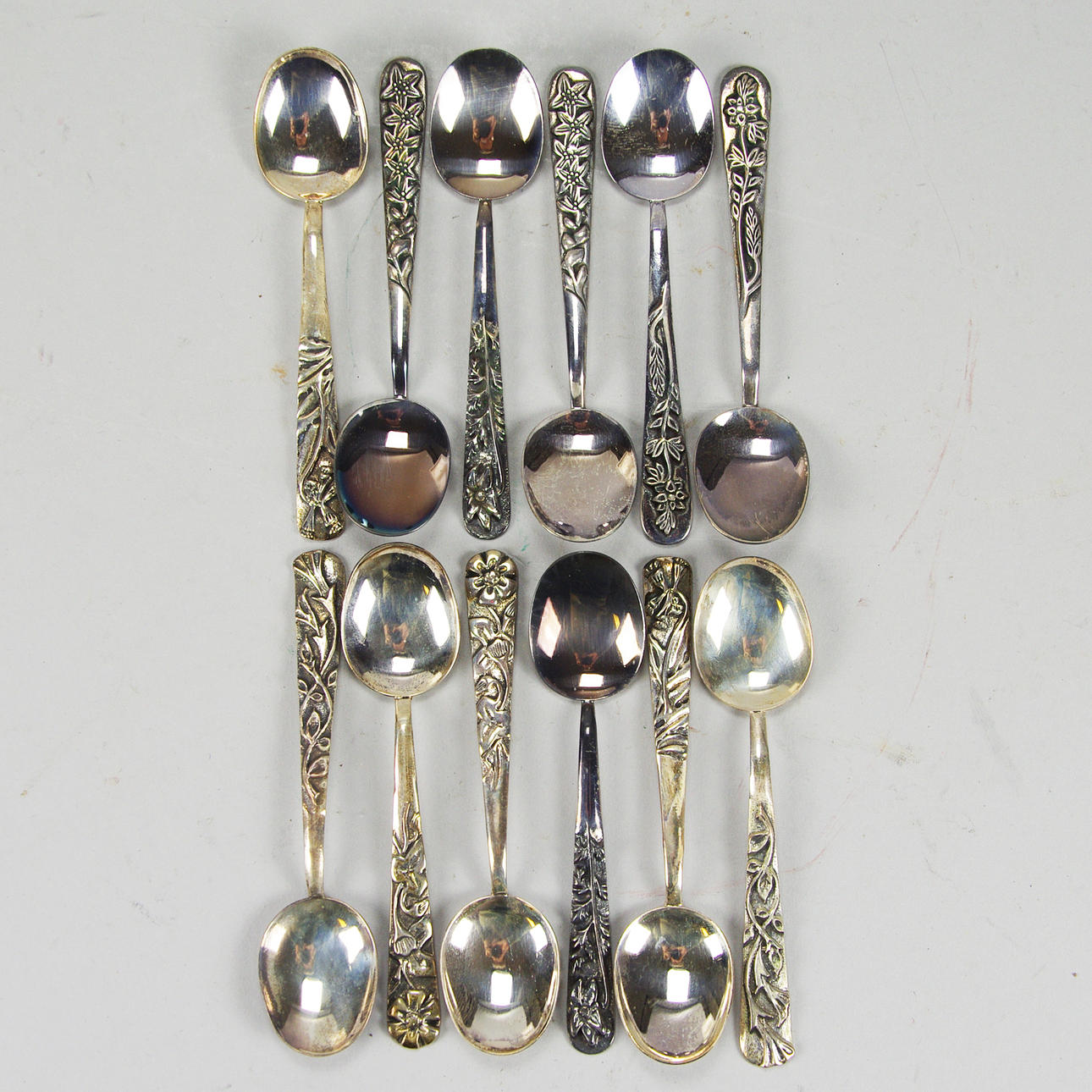 KAFFESKEDAR I ETUI, 12 stycken, silver, Carl von Linné, jubileumsskeden.