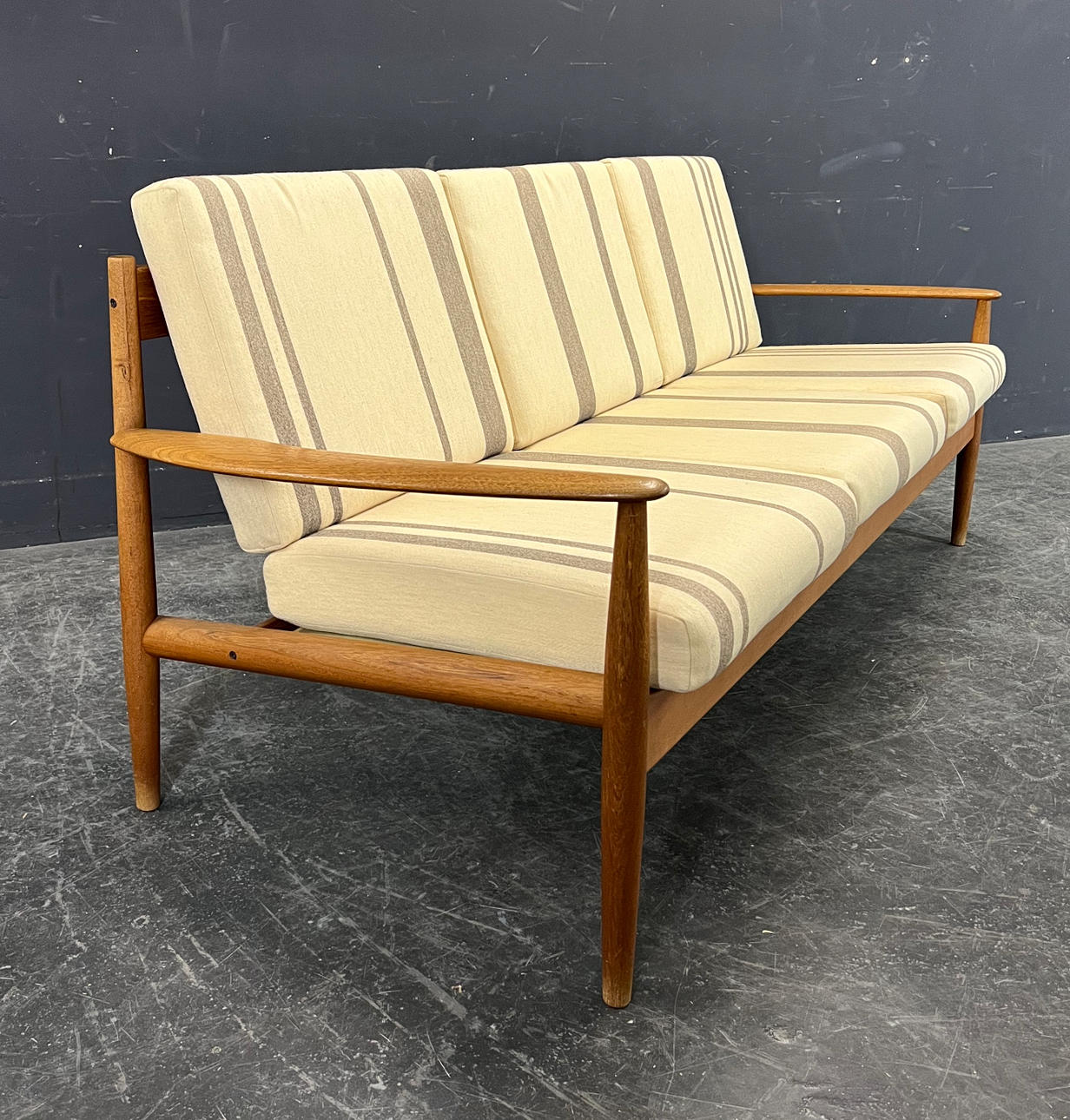GRETE JALK. FRANKRIG & SØN DANMARK SOFA.