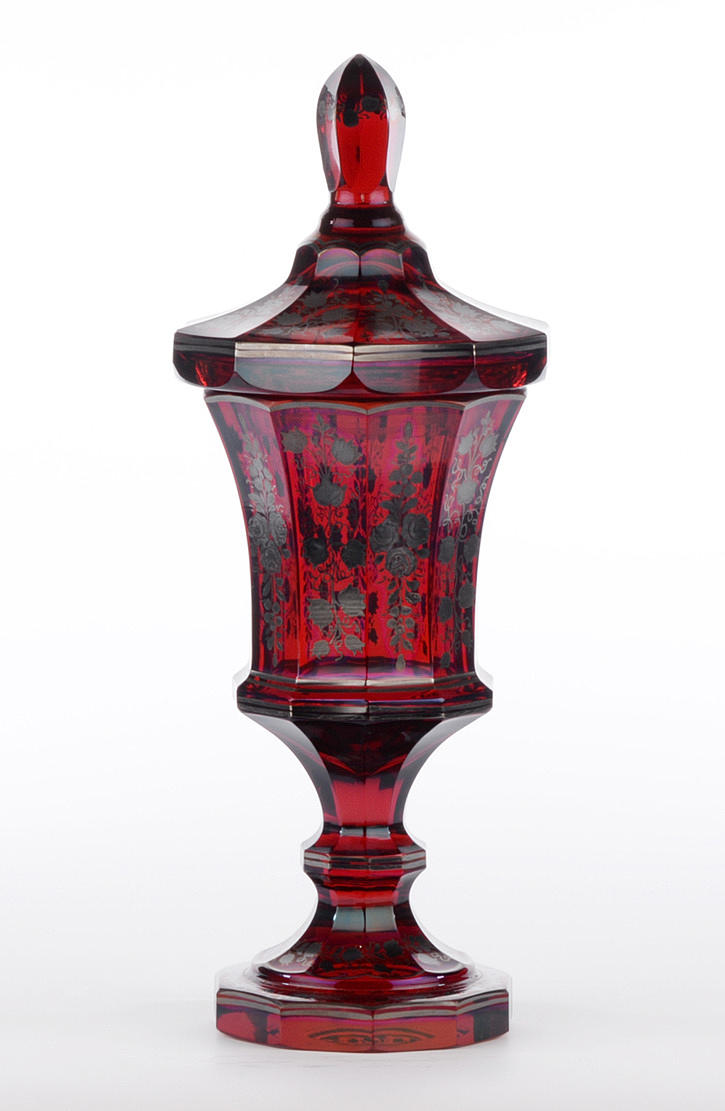 10-FACH FACETTIERTER DECKELPOKAL. Rubinglas med blommigt silveröverlägg Biedermeier stil omkring 1920.