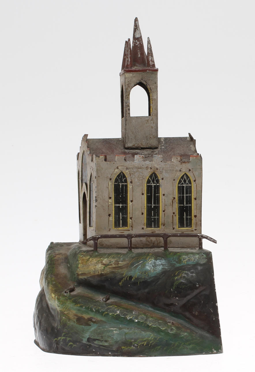 KYRKA, handmålad plåt och glasade fönster, omkring 1890 – tal. Ljusfäste invändigt. Rost, skador och färgbortfall.