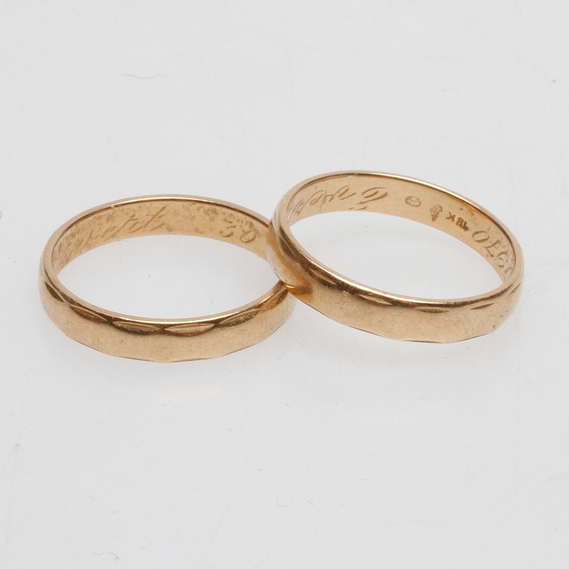 RINGAR, 2 st, guld 18k, vikt ca. 5,8 gram.