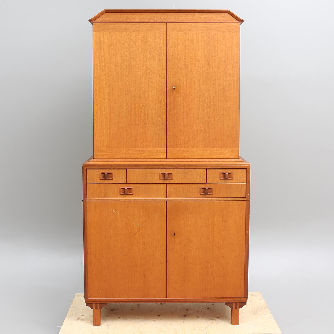 CARL MALMSTEN. Skåp, "Mittens rike".