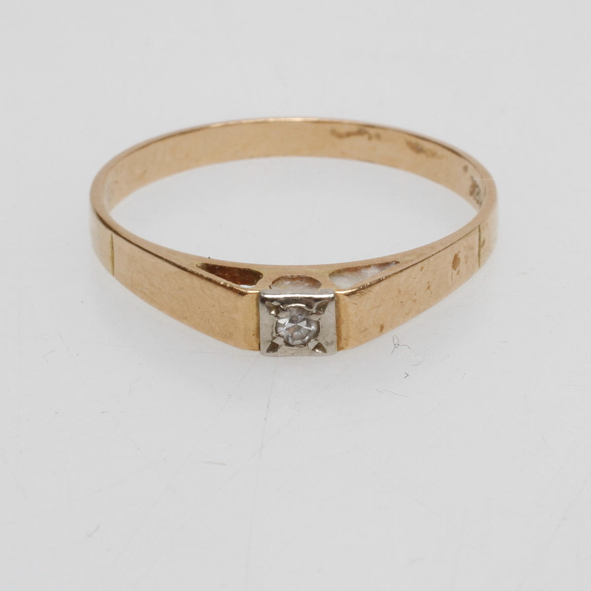 RING, 18k guld med diamant, total vikt ca. 1,5 gram.