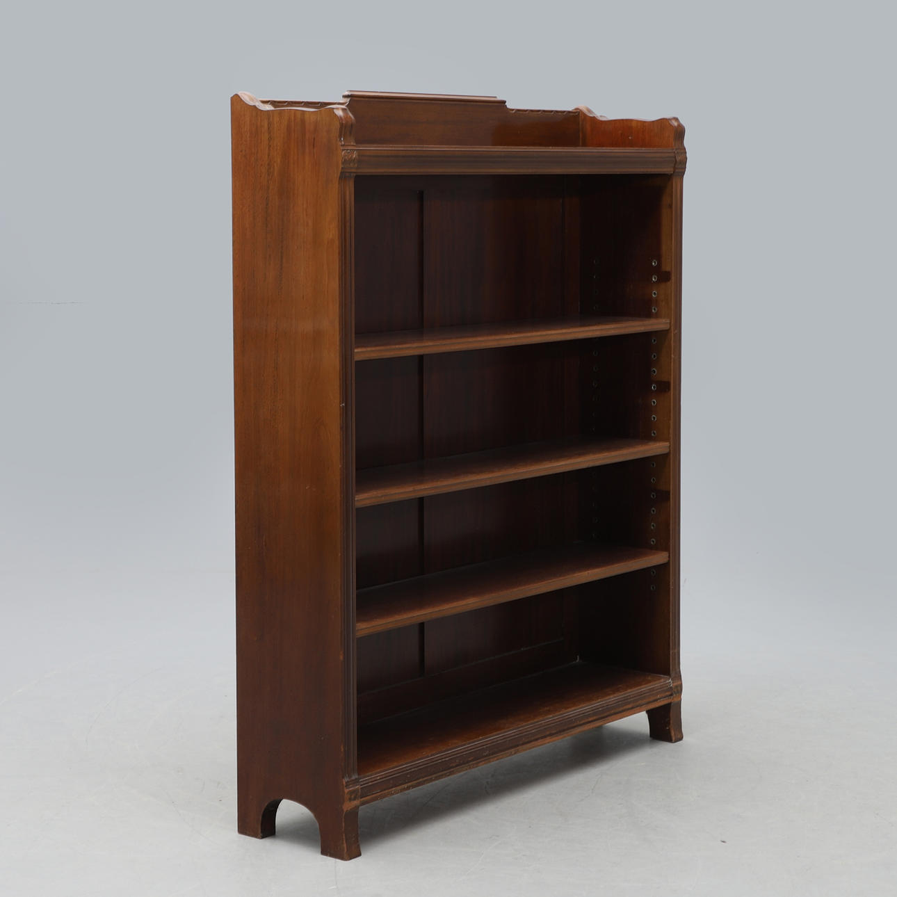 Ein Bücherregal, Jugendstil.