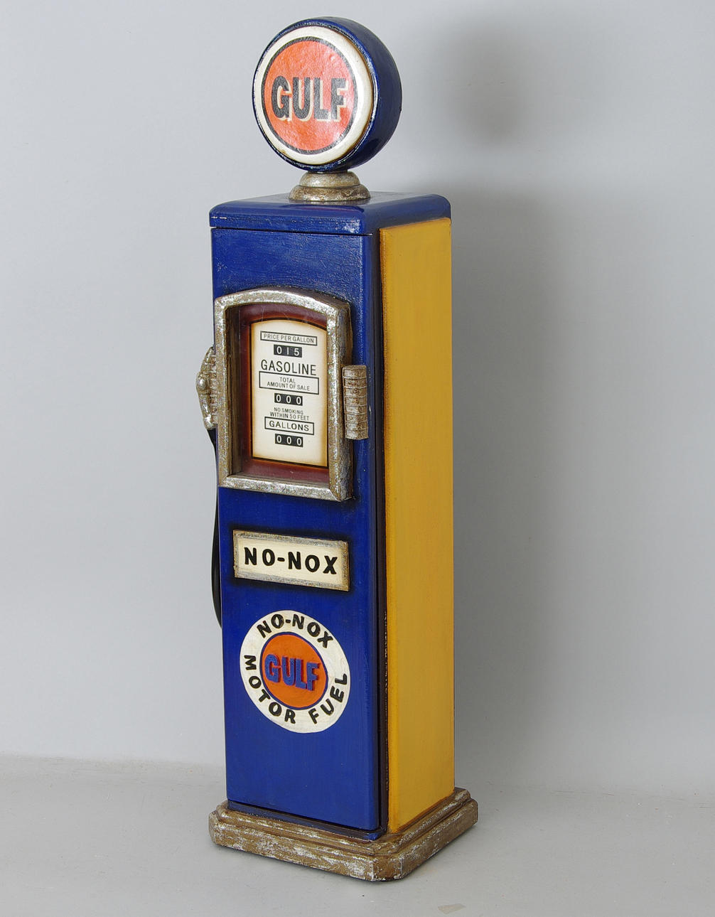 SKÅP i form av bensinpump, Gulf, sent 1900-tal.