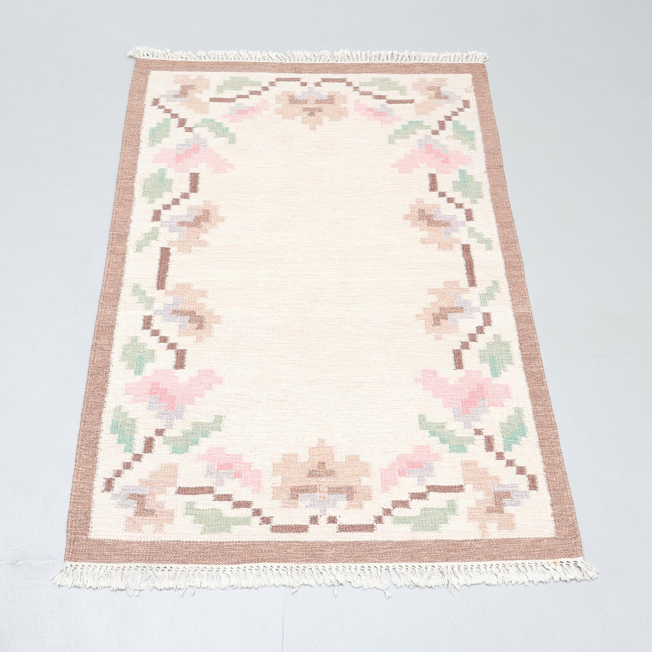 RÖLLAKANMATTA. Osignerad.