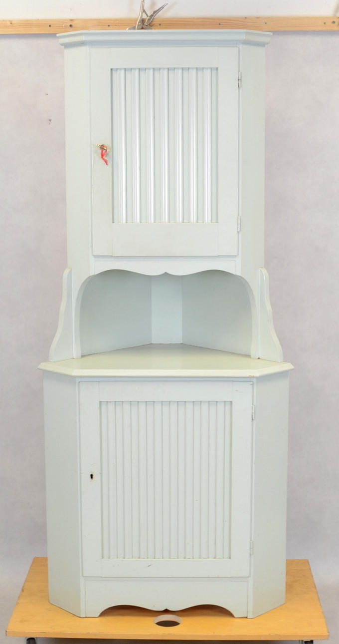 HÖRNSKÅP, gustaviansk stil, 1900-tal.