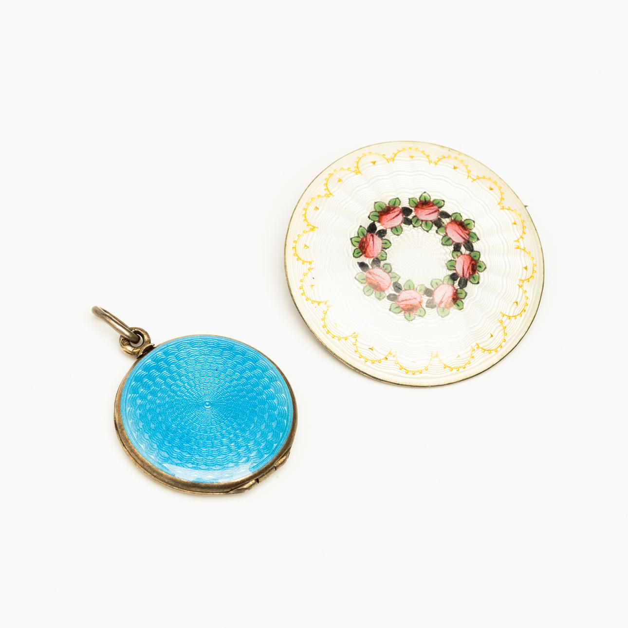 BROCHE og VEDHÆNG, sølv med emaljearbejde.