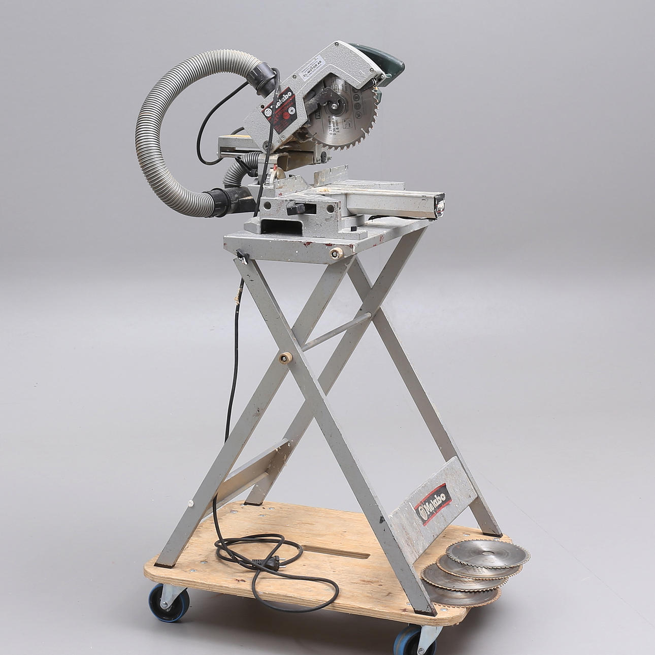 LEIKKURI/JIIRISAHA, Metabo KGS E1670S jalustalla.