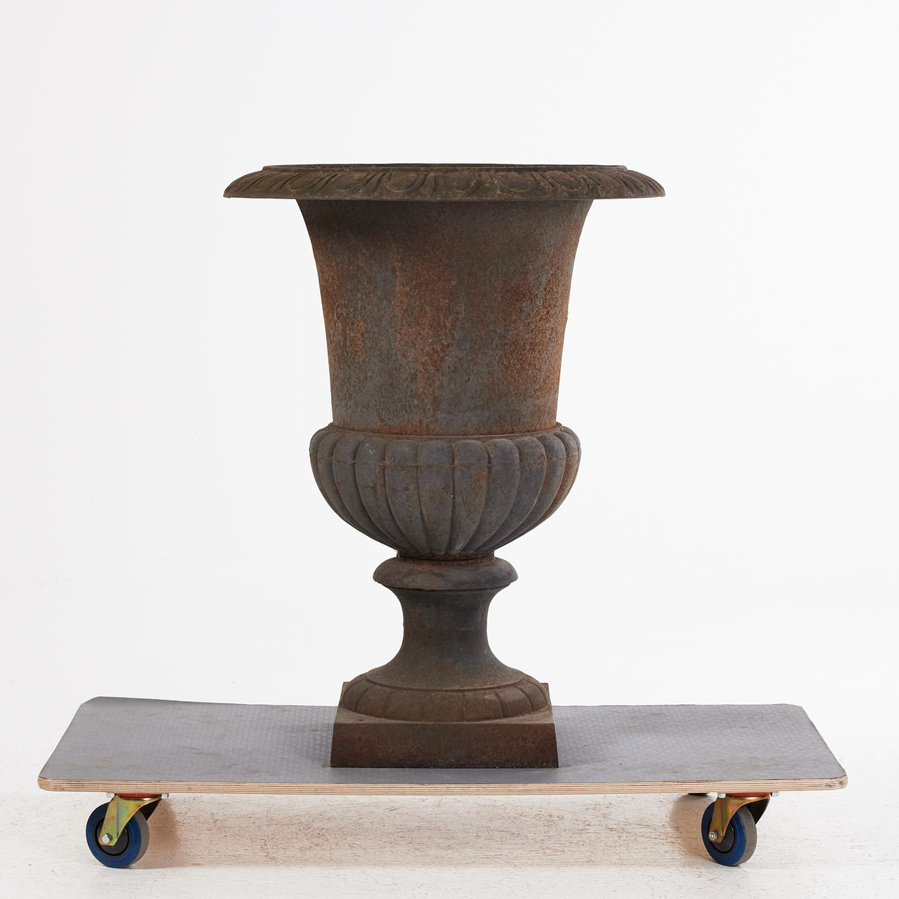 Große, gusseiserne Gartenurne, 20. Jahrhundert.
