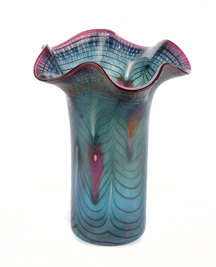 ERWIN EISCH. ”Tulip vas.” Ogenomskinligt lila och grönt glas, kammade skimrande smälter.