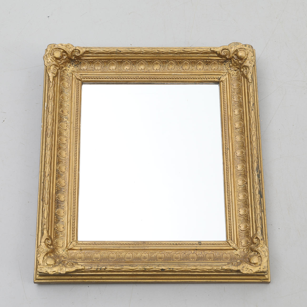 SPEGEL, trä med guld.