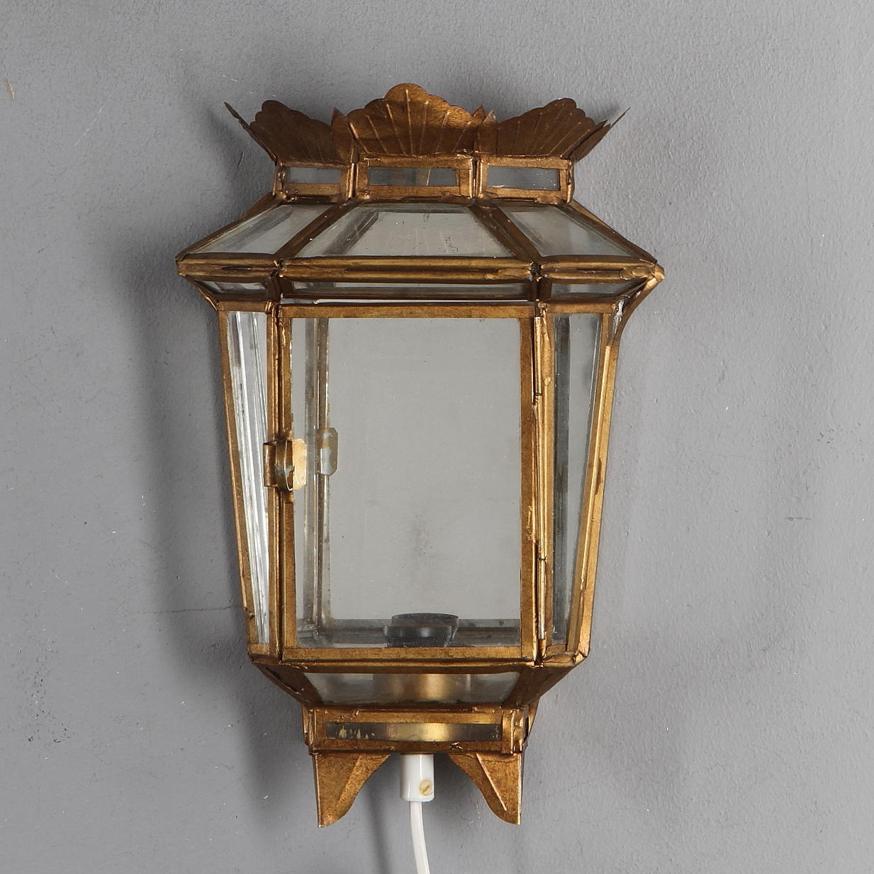 VÄGGLAMPA, glas och metall, 1900-tal.