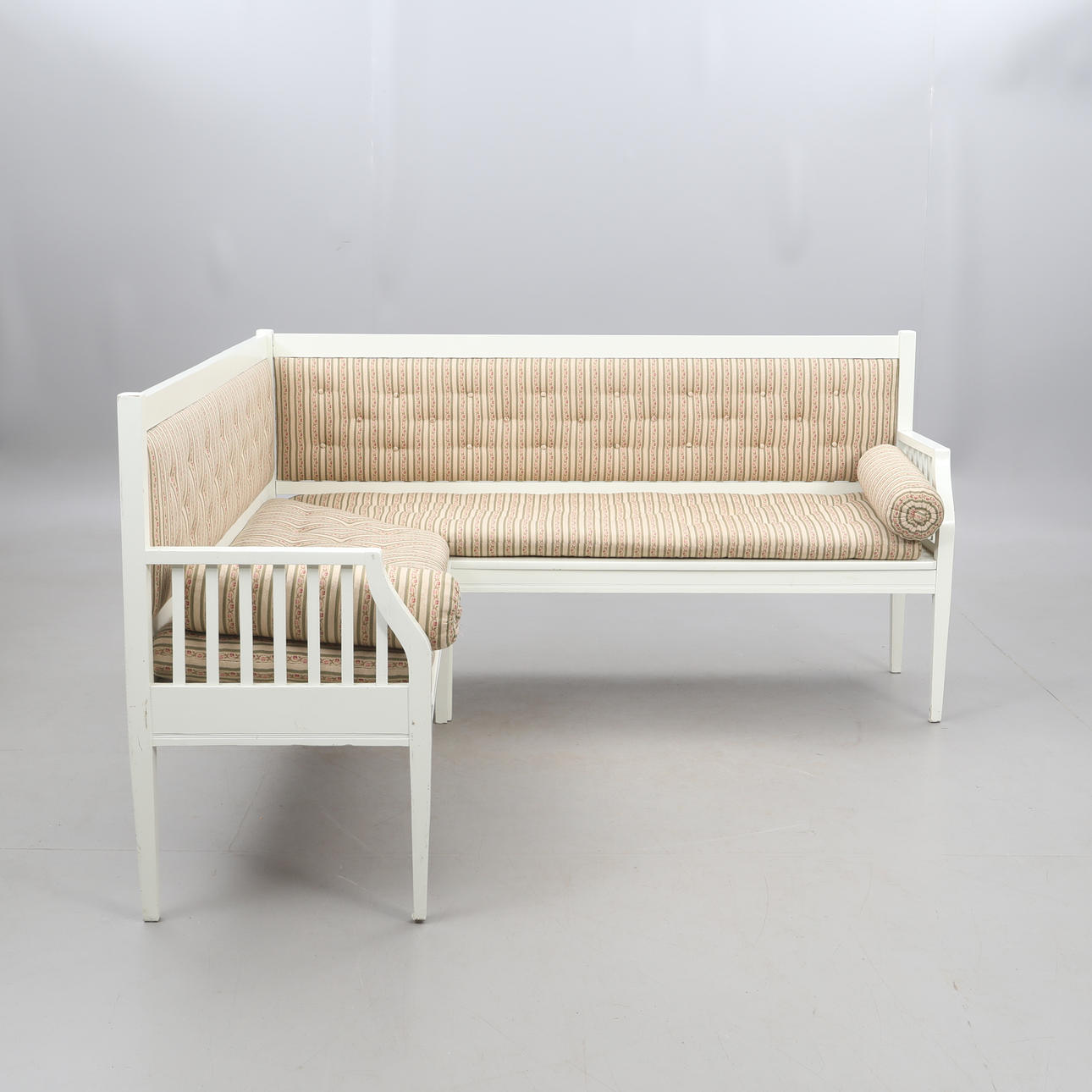 KØKKENSOFA, i en vinkel, løse puder.