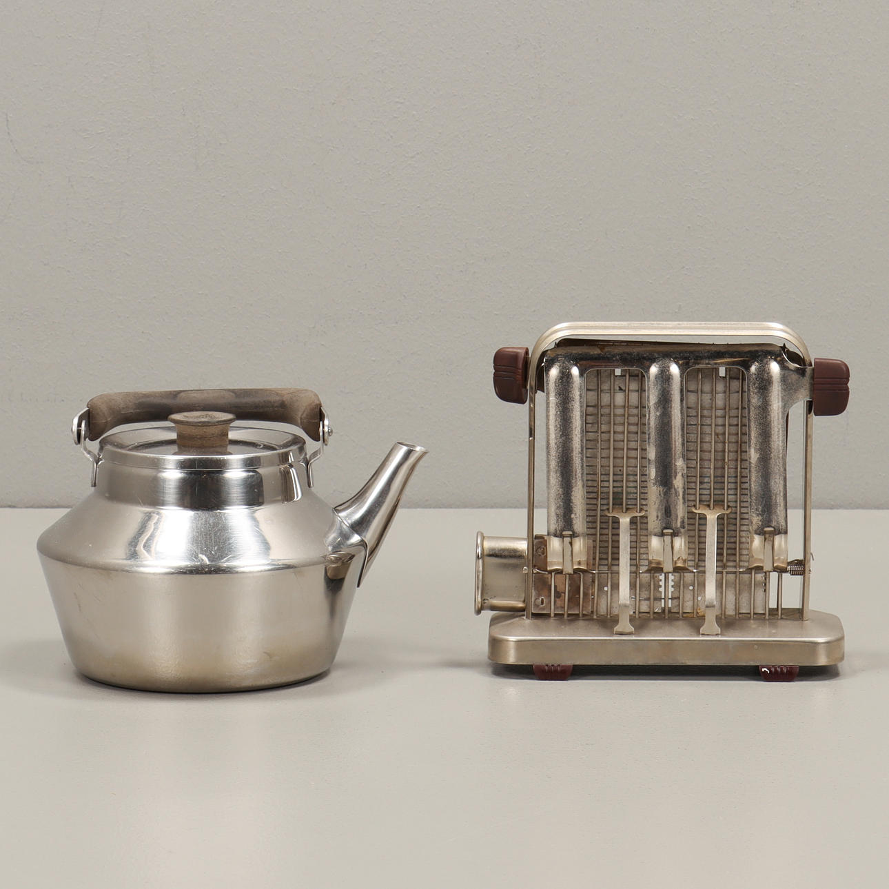 TOASTER UND KAFFEEMASCHINE.