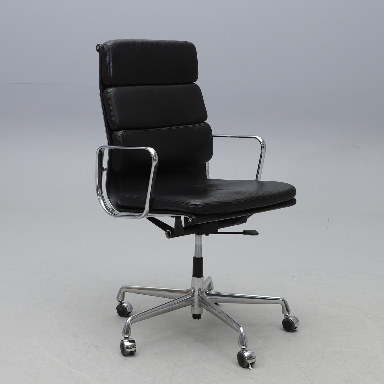 CHARLES & RAY EAMES. Skrivebordsstol på hjul, „Soft pad stol“, Vitra.