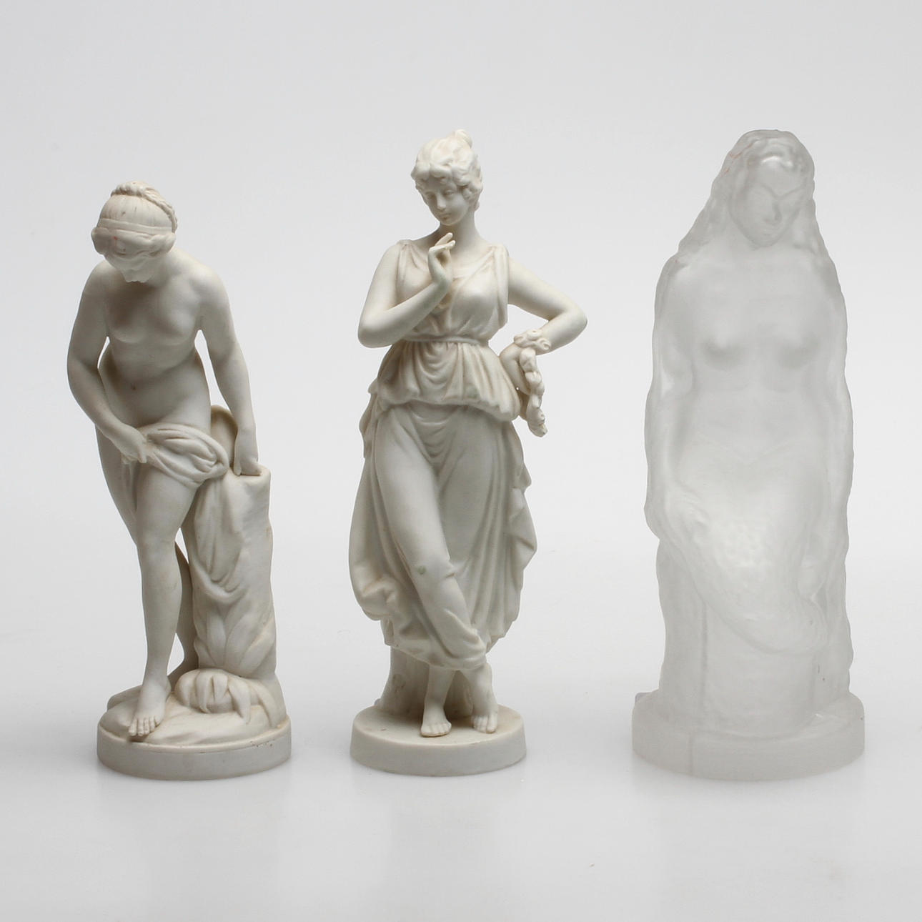 FIGURINER, 3 st, glas och porslin, 1900-tal.