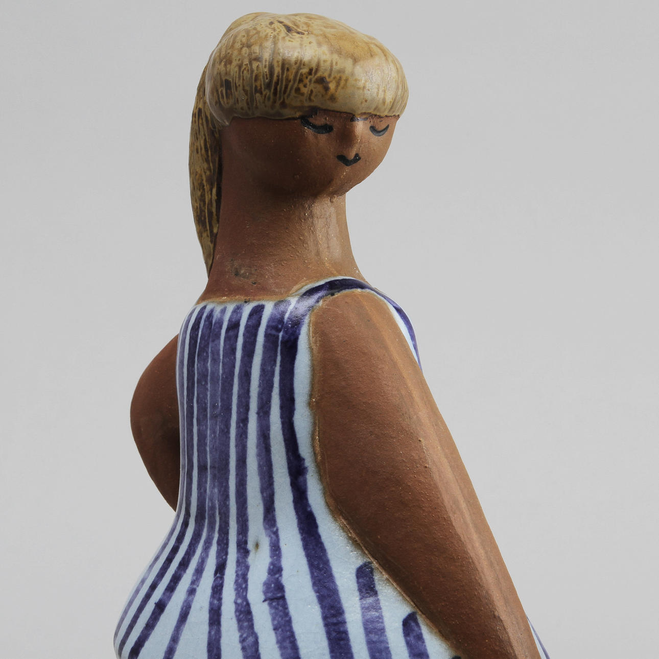 LISA LARSON, Figurin, keramik, "Dora", signerad.