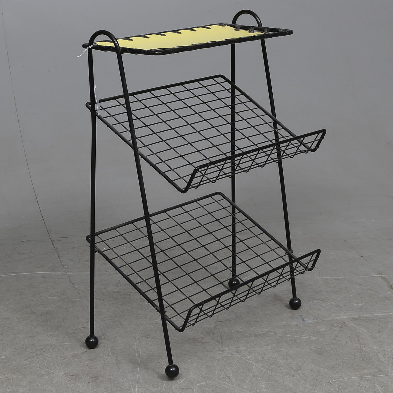 Tidningshylla, stringmodell, 1950-tal.