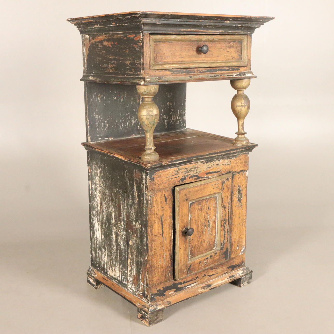 Armario pintado del siglo XIX.