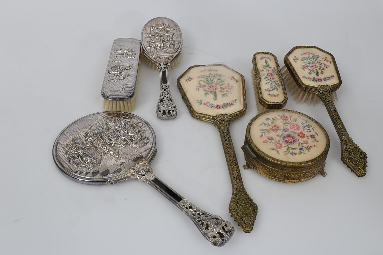 KLÄDVÅRDSSET, 2 stycken, nysilver och gulmetall, 1900-tal.