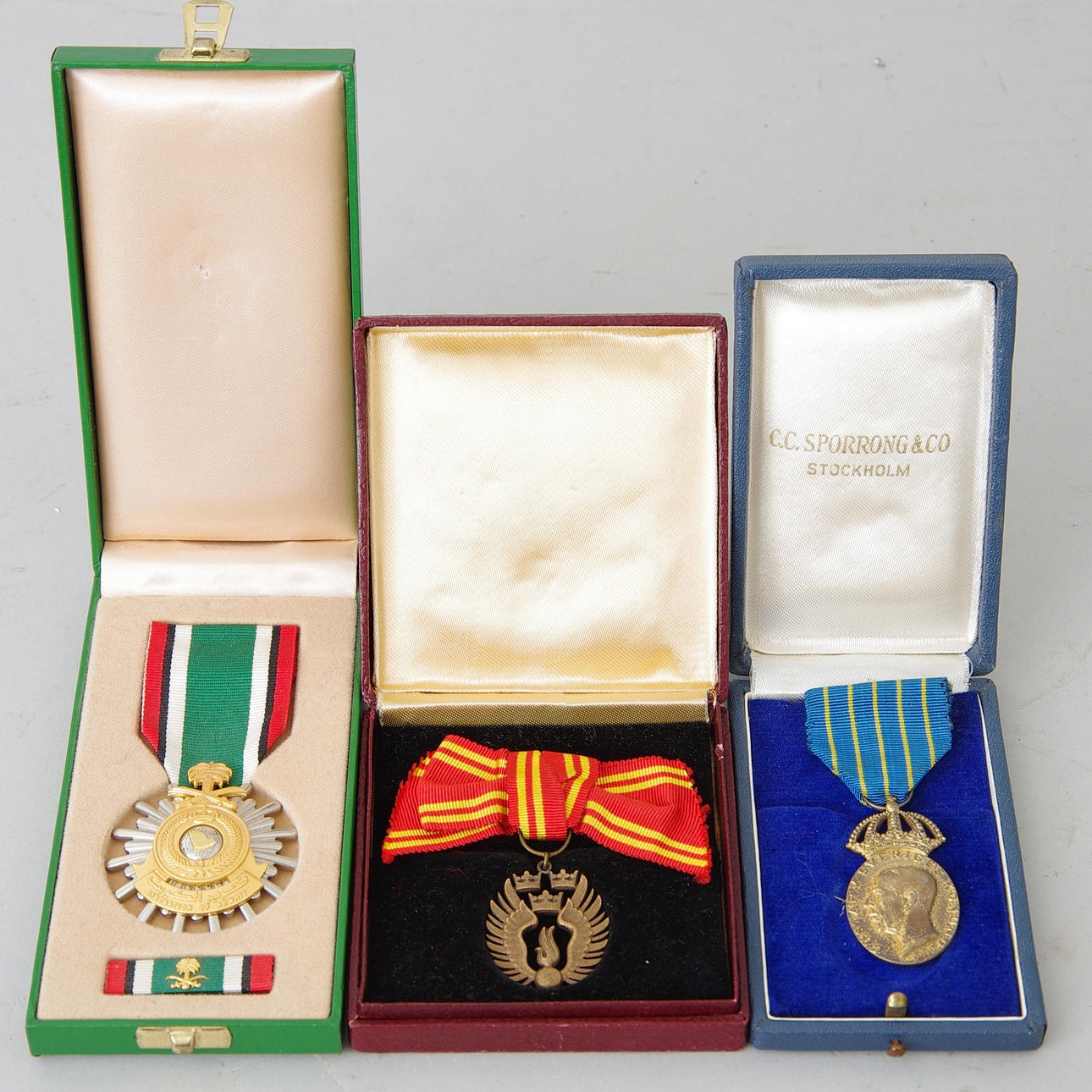 MEDALJER, 3 stycken, i etuier.