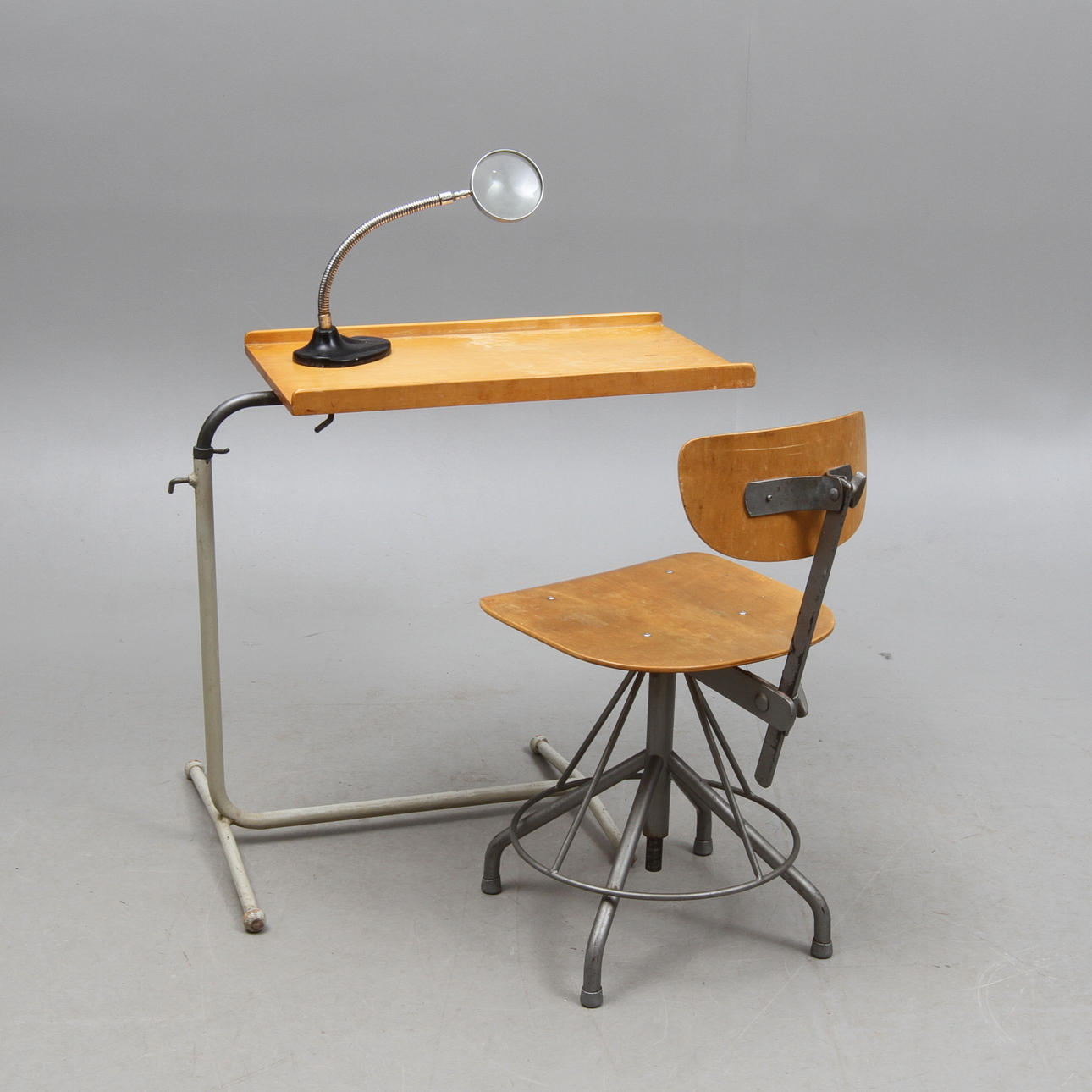 SKRIV-/LÄSBORD, SKRIVBORDSSTOL, FÖRSTORINGSGLAS, 1900-tal.