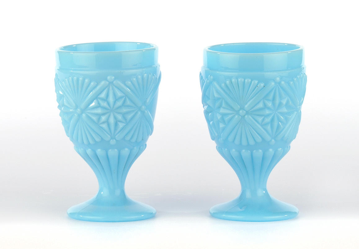 OPAKES PRESSGLAS, HELLBLAU. Två drickskoppar med skurna väggar.