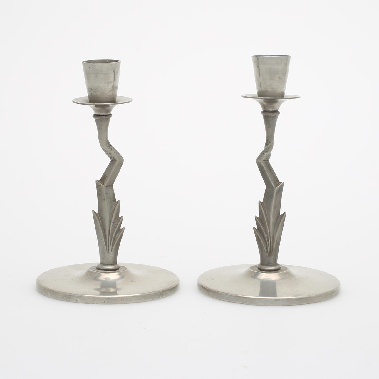 LJUSSTAKAR, ett par, tenn, Art deco, 1930.