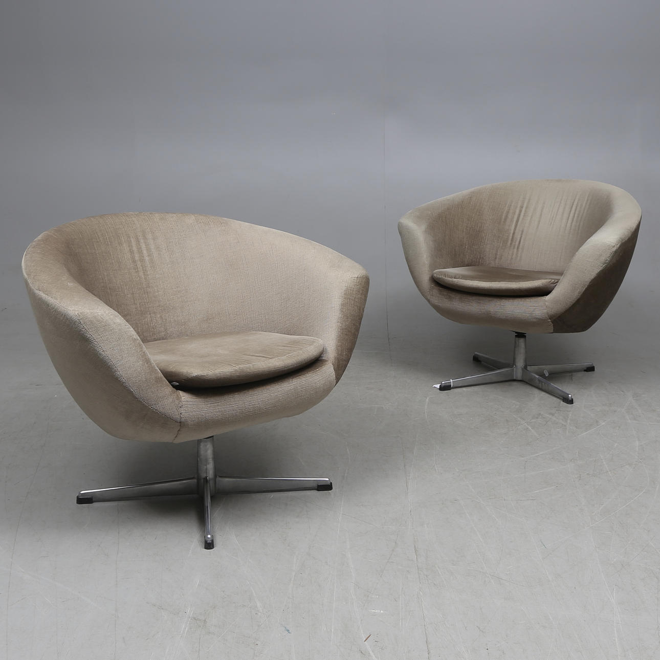 SNURRFÅTÖLJER, ett par, 1900-talets andra hälft.