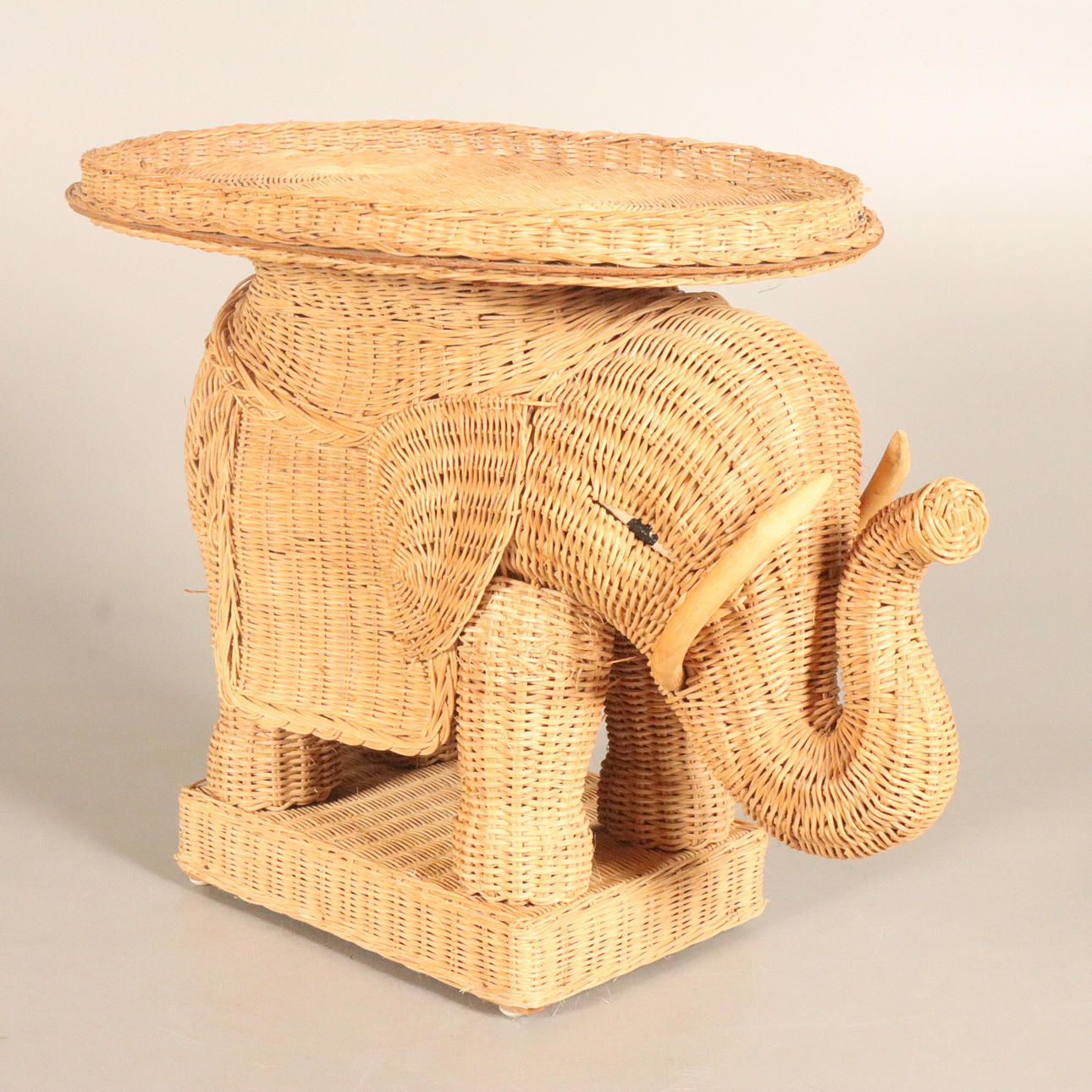 Jalusta norsun muodossa, rottinki.