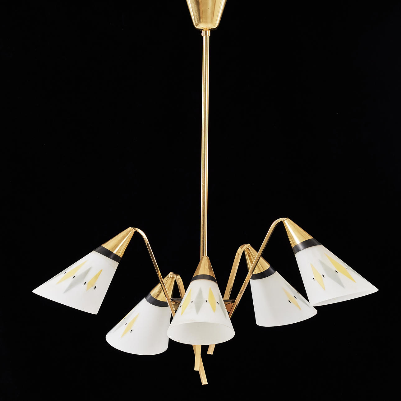 DECKENLAMPE, 1950/60er Jahre, Messing, Opalglas mit Muster.