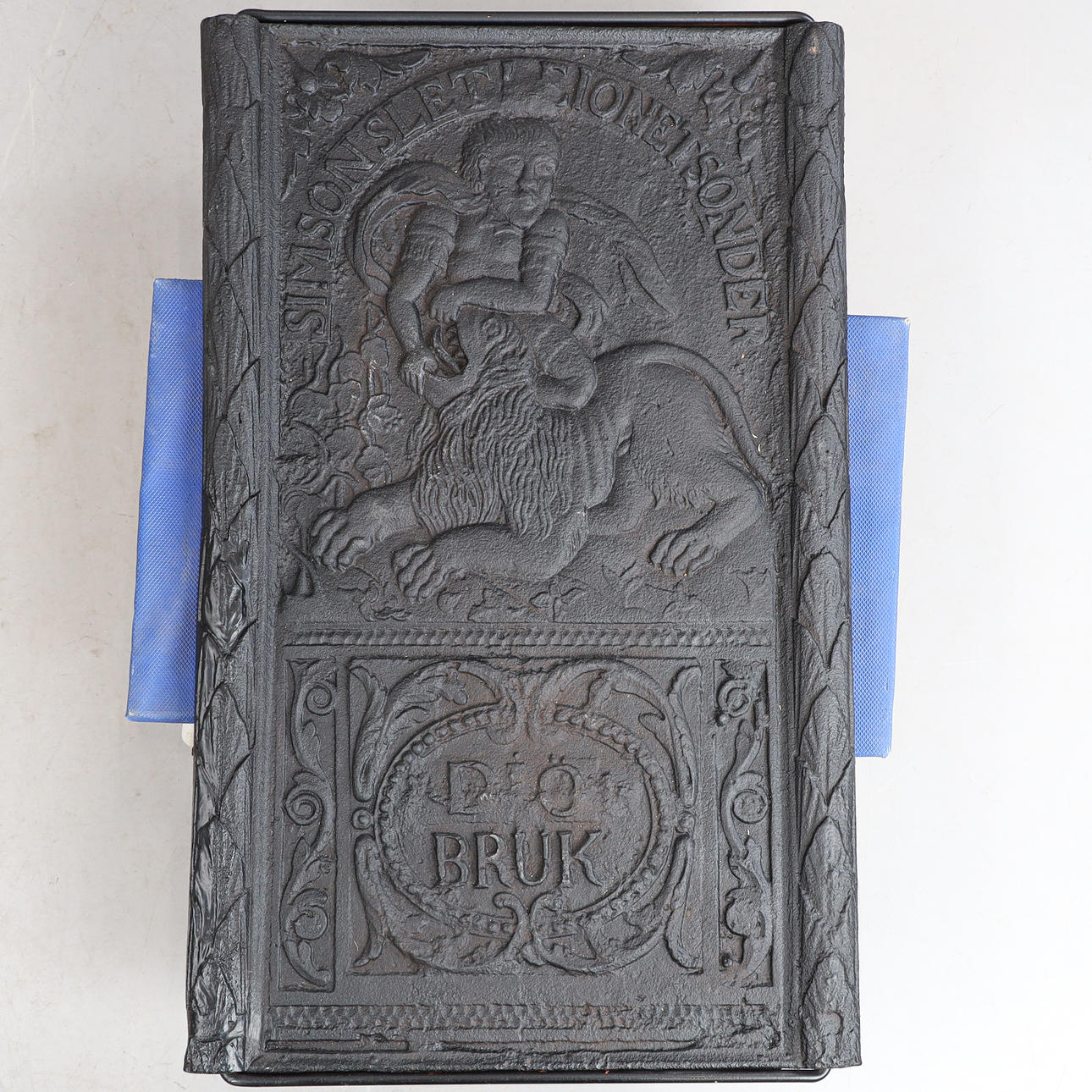 SÄTTUNGNSPLATTA, Diö Bruk, 'Samson rev løven ad'.