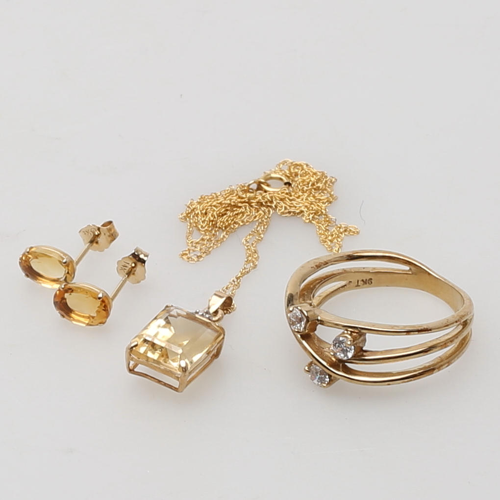 RING i 9K gulguld och 3 zirkoner samt Hänge i 10K guldguld med citrin och 3 diamanter och ÖRHÄNGEN i 14K guldguld med citriner.