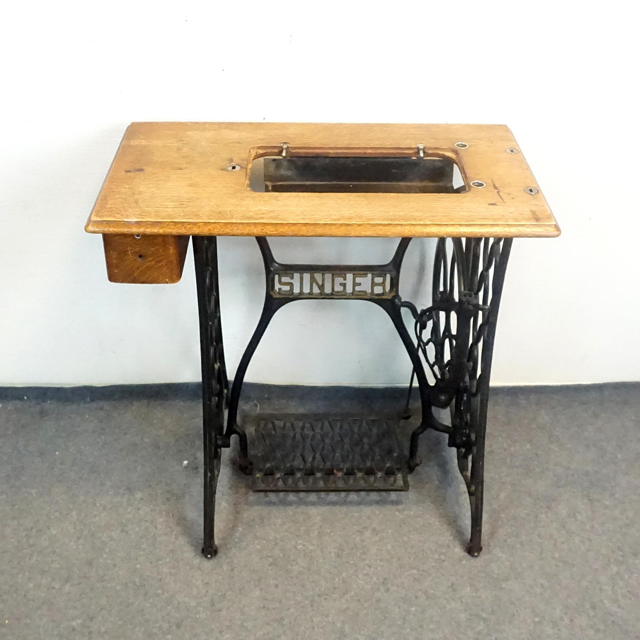 SYMASKINBASE, støbejern/træ, Singer.