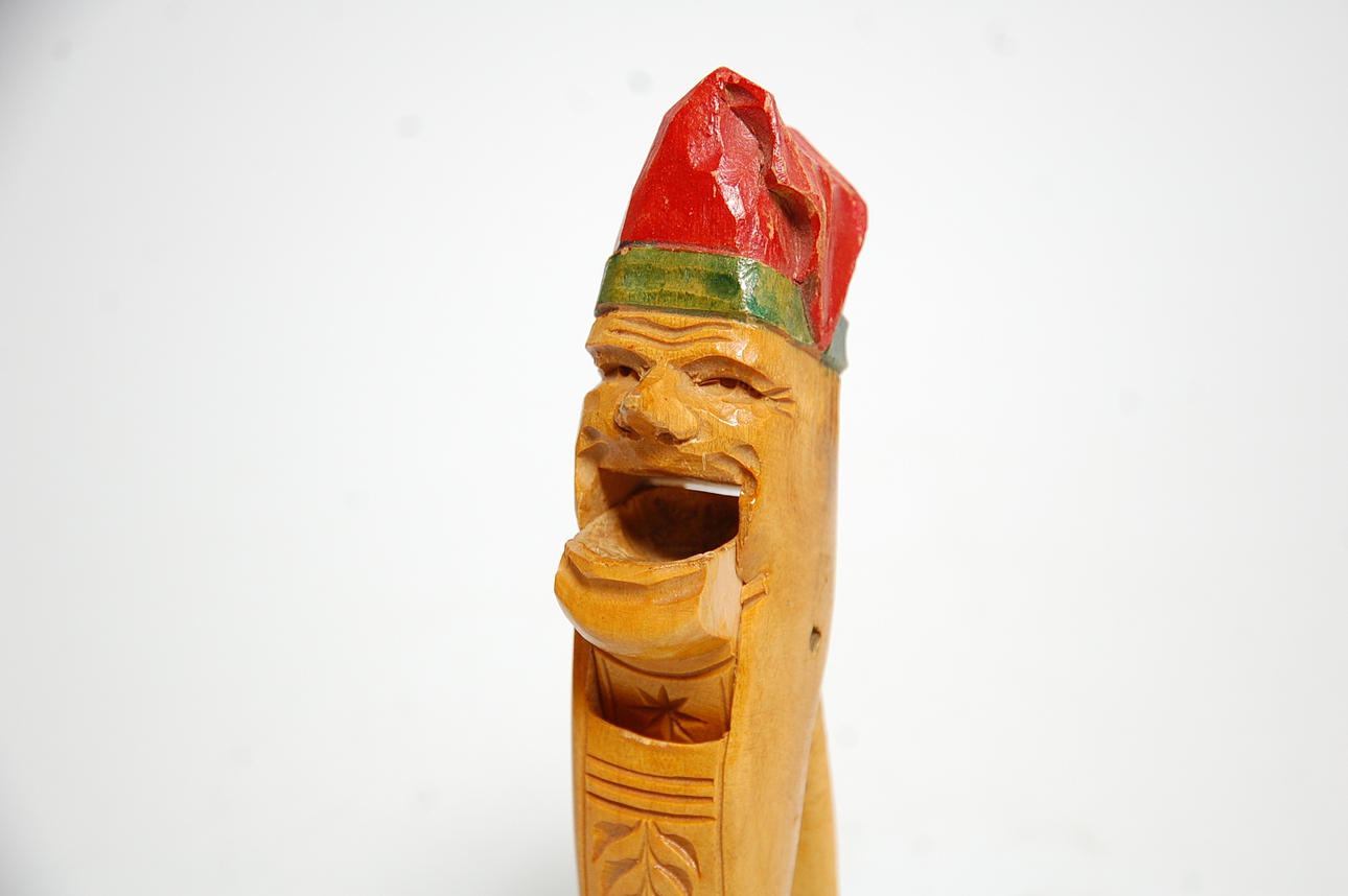 NÖTKNÄCKARE, träskuren, 1900-talets första hälft.