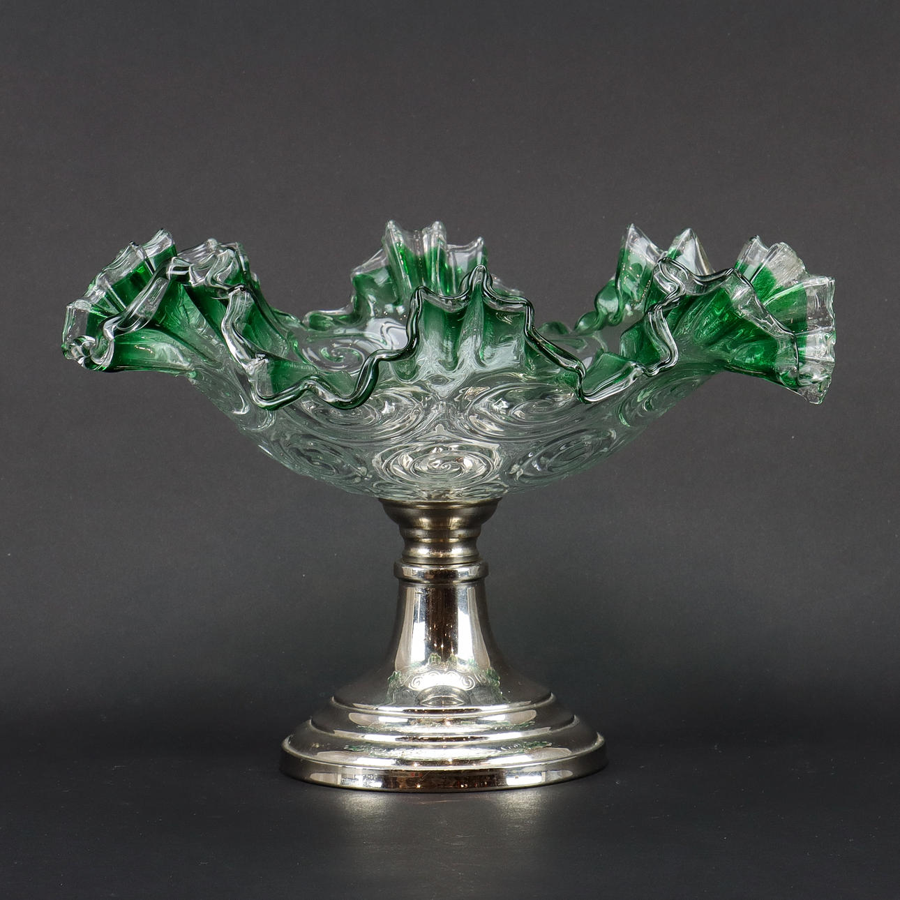 KAKFAT glas på nickelfot.