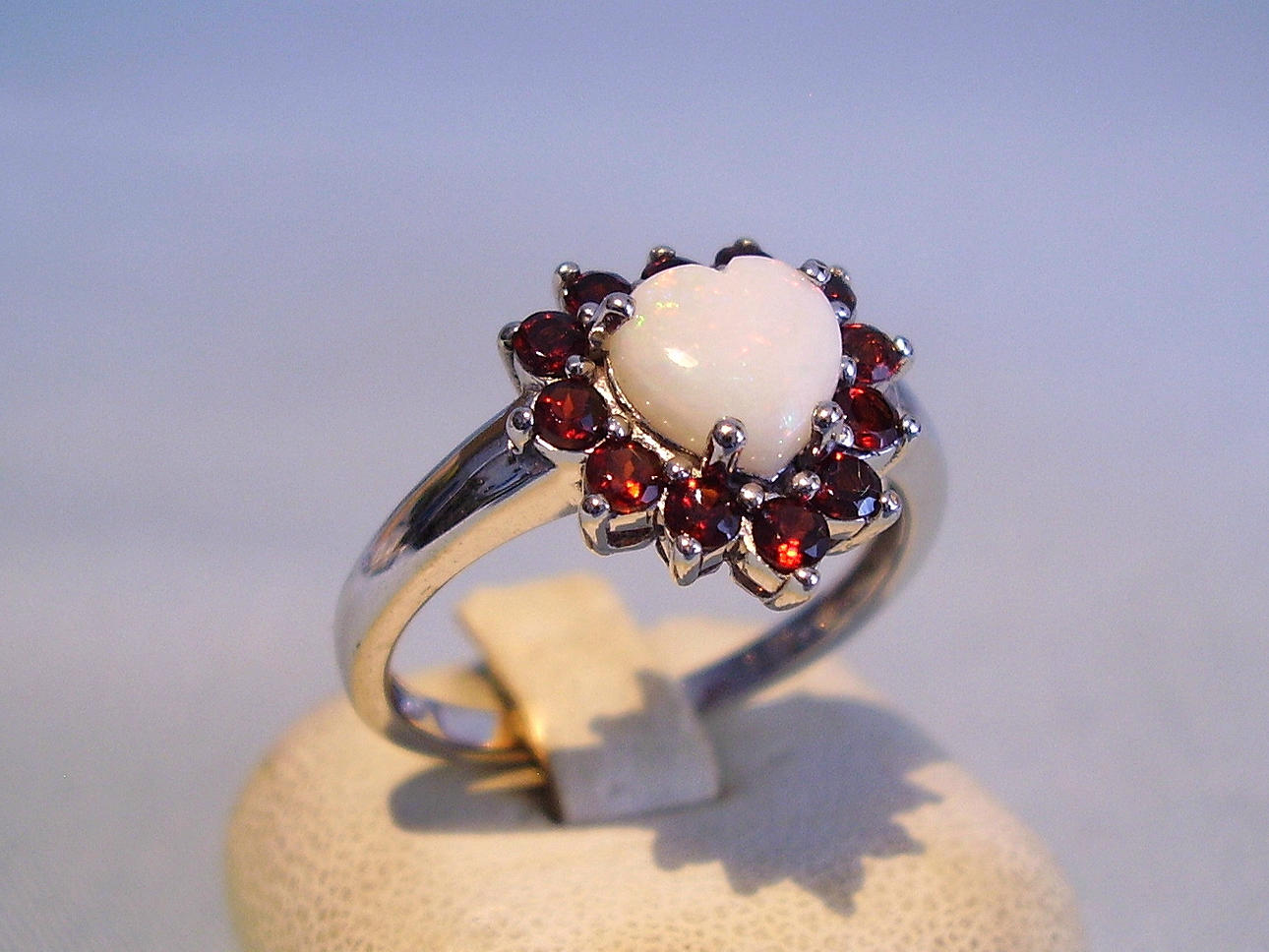 OPAL RING MED GRANAT FÖLJE. 925 silver.