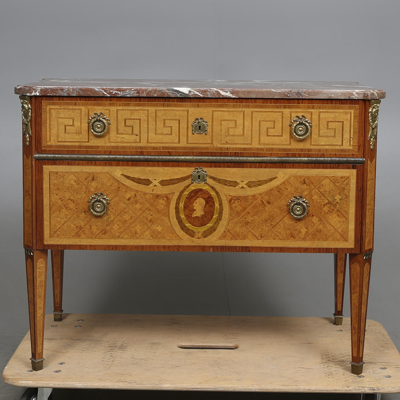 BYRÅ, gustaviansk stil, 1900-tal.