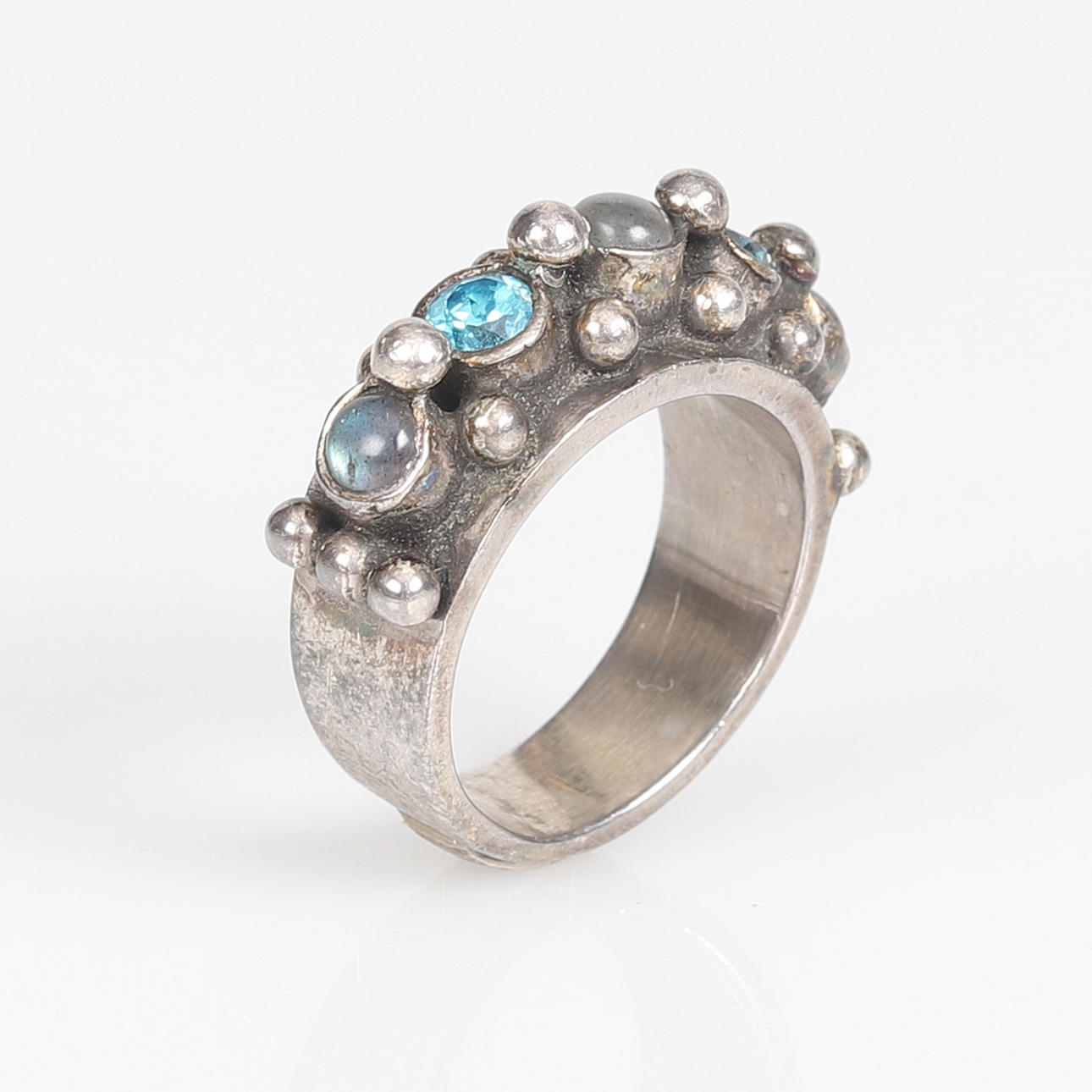RING, Sterling silver, Kumkum.