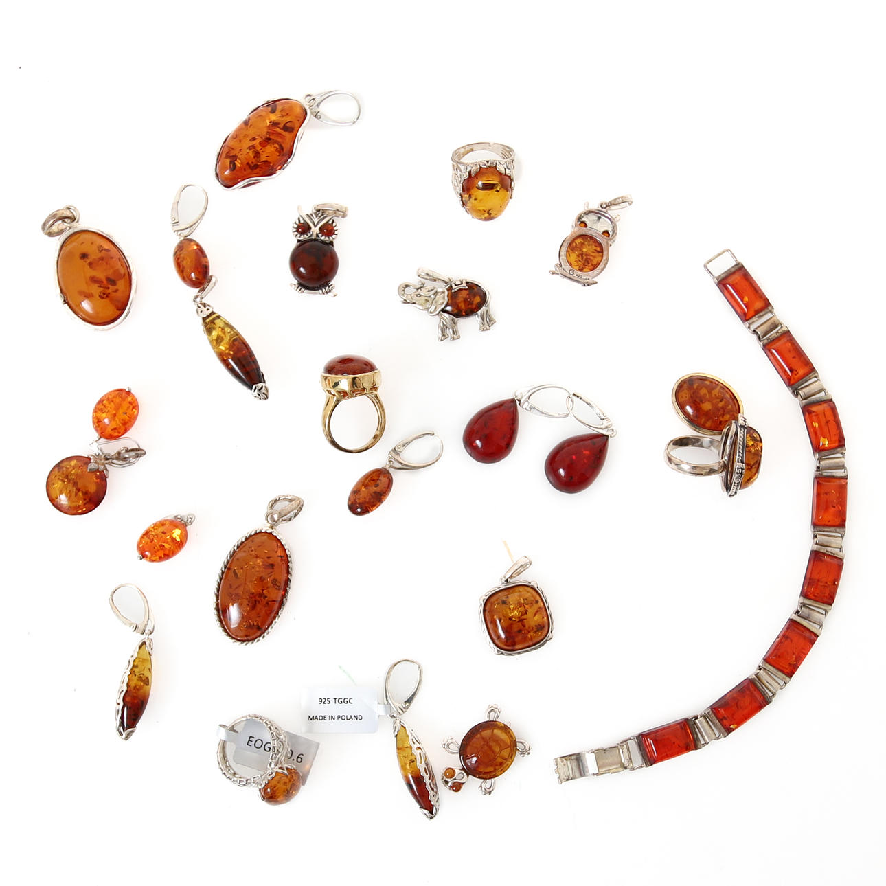 EN SAMLING AF MODERNE BALTISKE RAVSMYKKER.