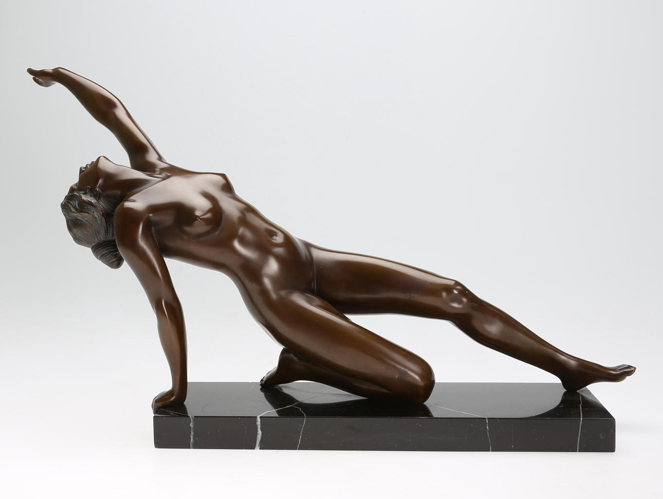 SKULPTUR, Poserande kvinna, patinerad bronsskulptur på marmorsockel, 1900-tal.