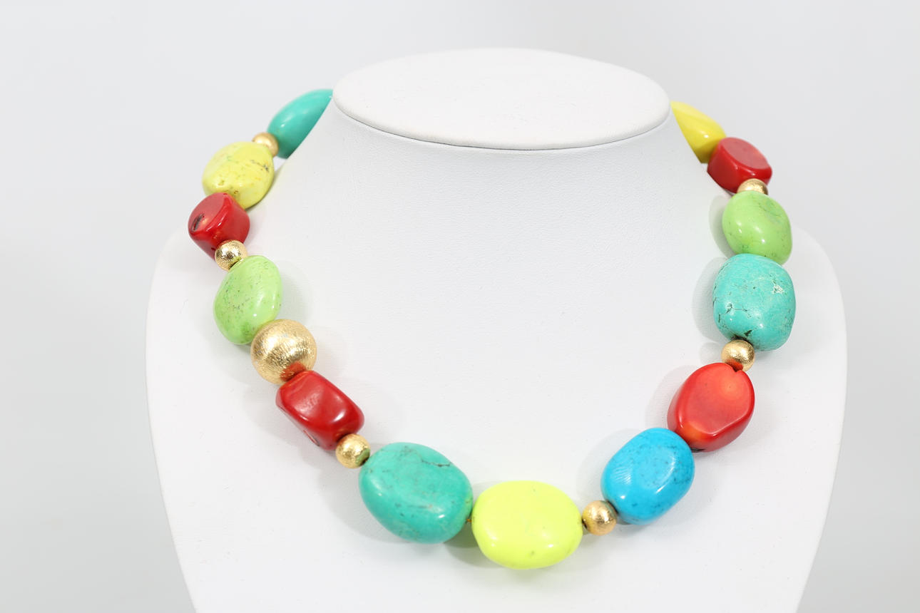HALSBAND, blå, röda, gula och gröna naturstenar, 2000-tal.