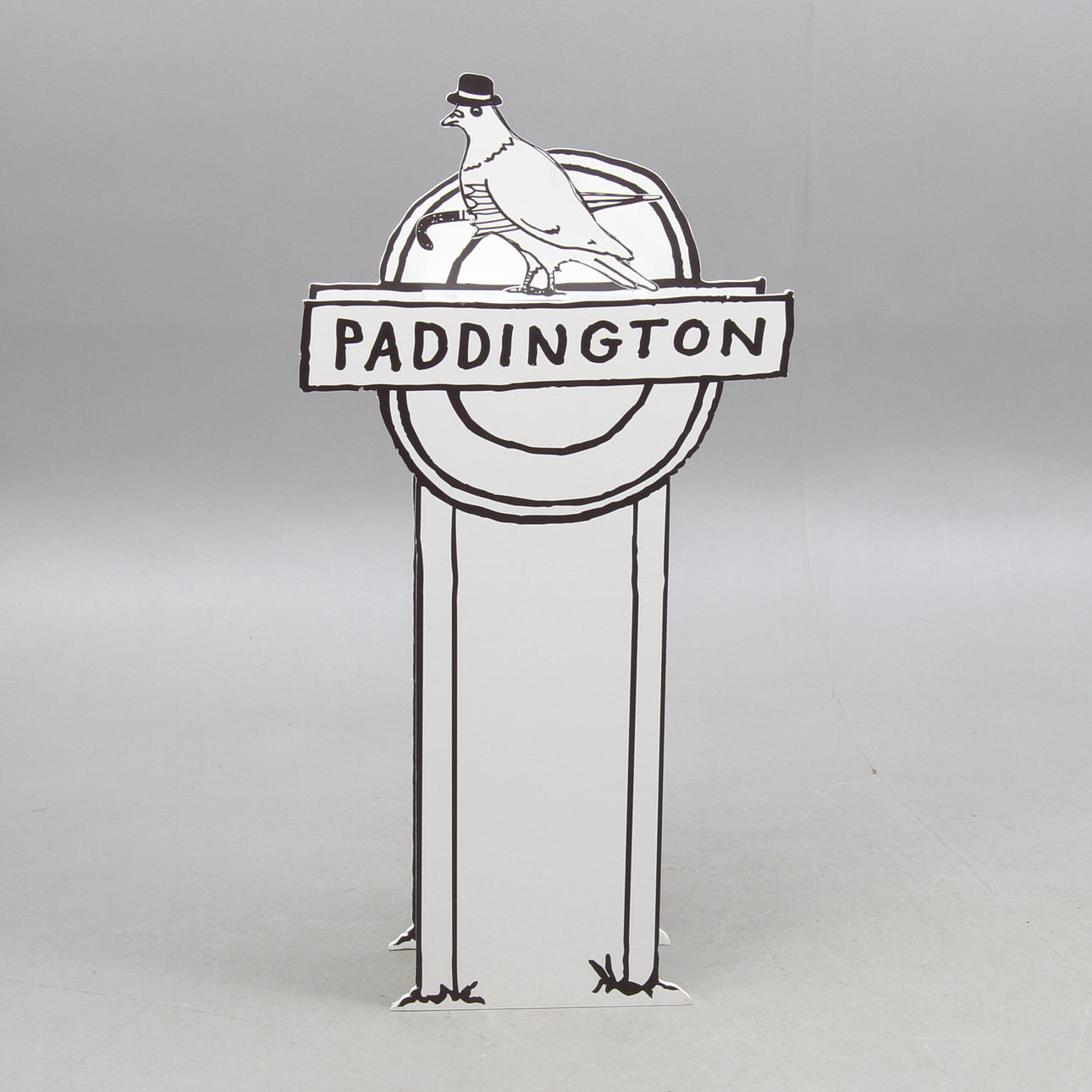 GOLVFIGUR i form av vägskylt "Paddington" med fågel, foamboard på ställ, 2000-tal.
