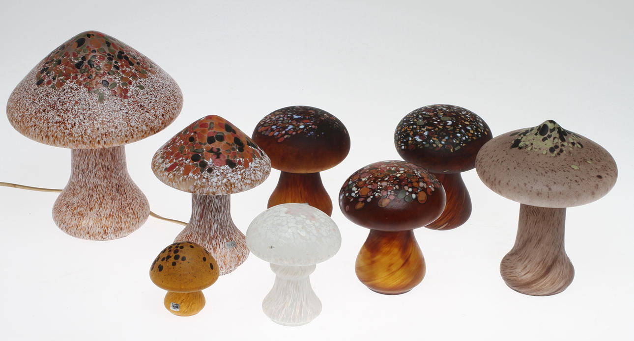 SKULPTURER 7 st och LAMPA, glas, Monica Backström, Boda.