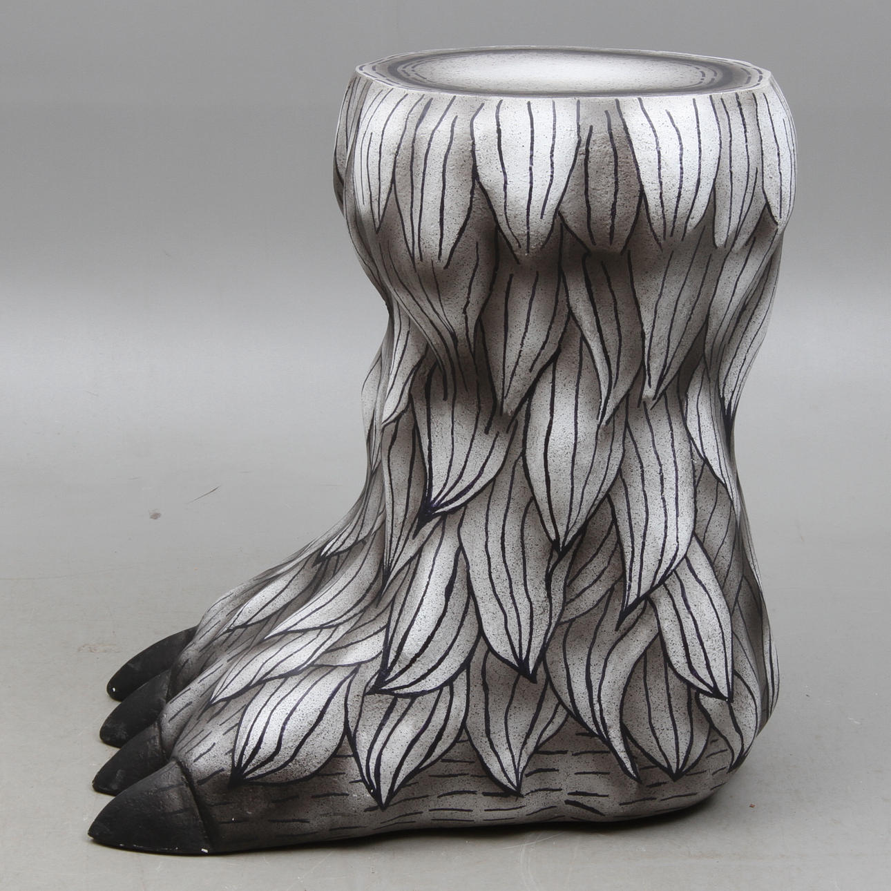 GOLVFIGUR/PIEDESTAL i form av fot/tass, glasfiber/plast, 2000-tal.