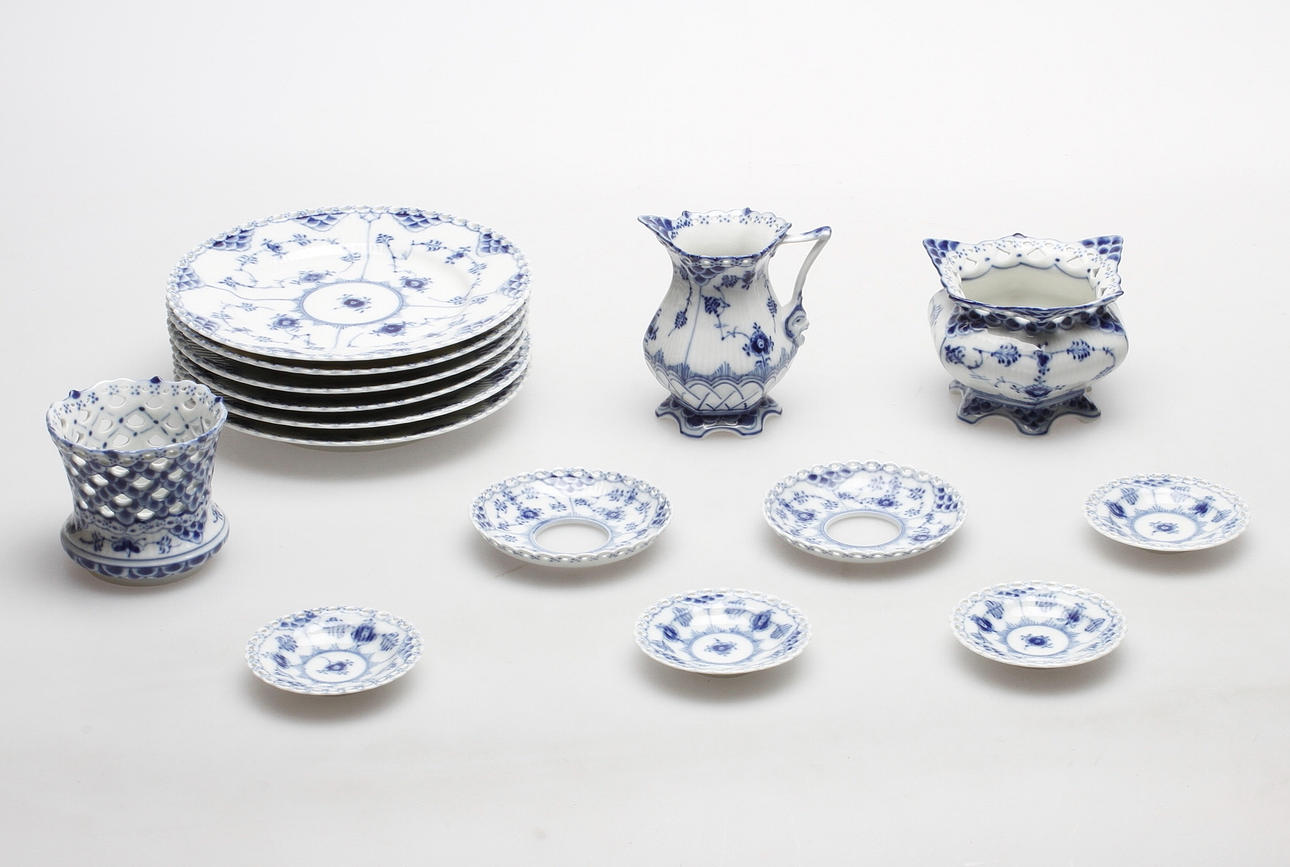 SERVISDELAR, 15 delar, porslin, "Musselmalet helblond", Royal Copenhagen, Danmark.